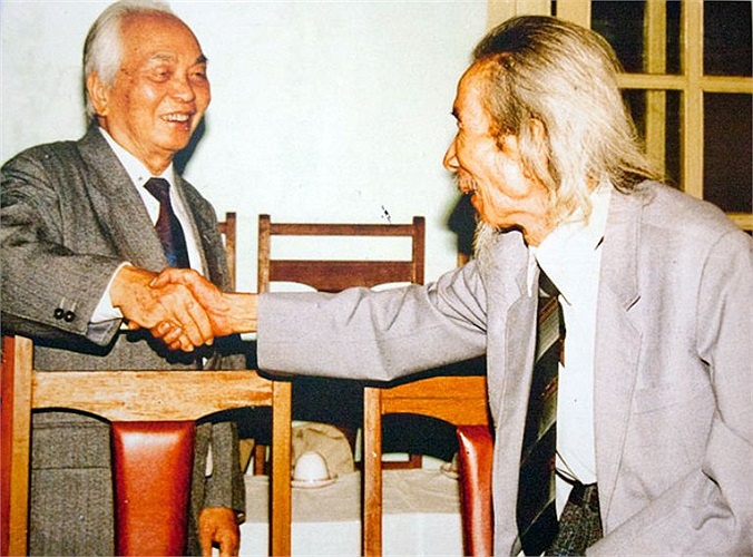 Đại tướng chúc sức khỏe nhạc sĩ Văn Cao, tác giả của nhiều ca khúc nổi tiếng, đặc biệt là bài Tiến quân ca – Quốc ca của Việt Nam