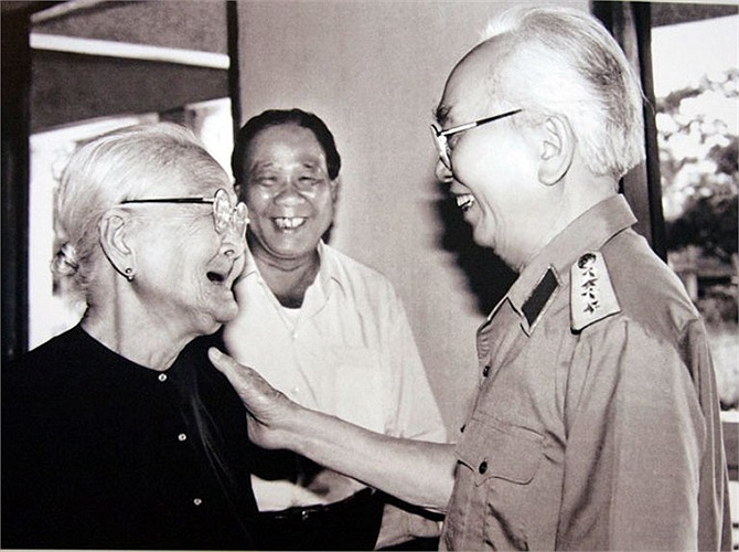 Đại tướng và bà mẹ Việt Nam anh hùng Võ Thị Hồi (1996)