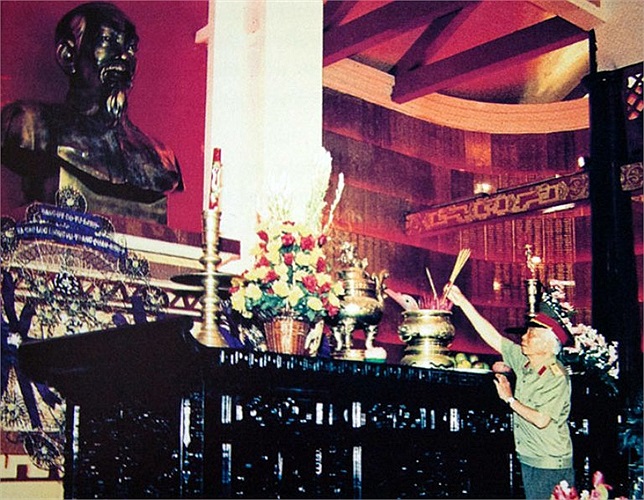 Đại tướng thắp hương tại đền Bến Dược, Củ Chi, thành phố Hồ Chí Minh