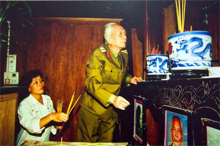 Bên bàn thờ gia tiên