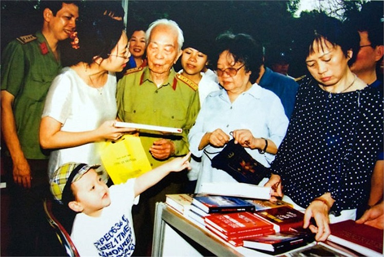 Cùng gia đình đi mua sách
