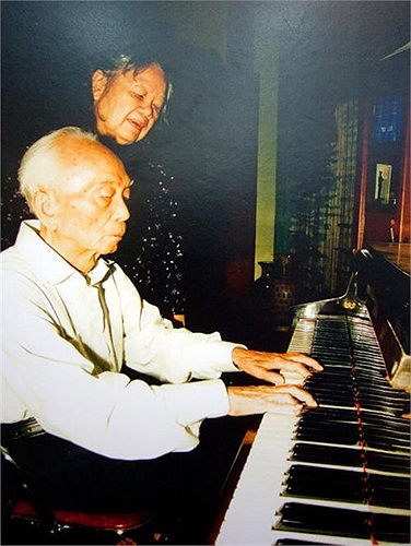 Đại tướng thư giãn bên cây đàn piano