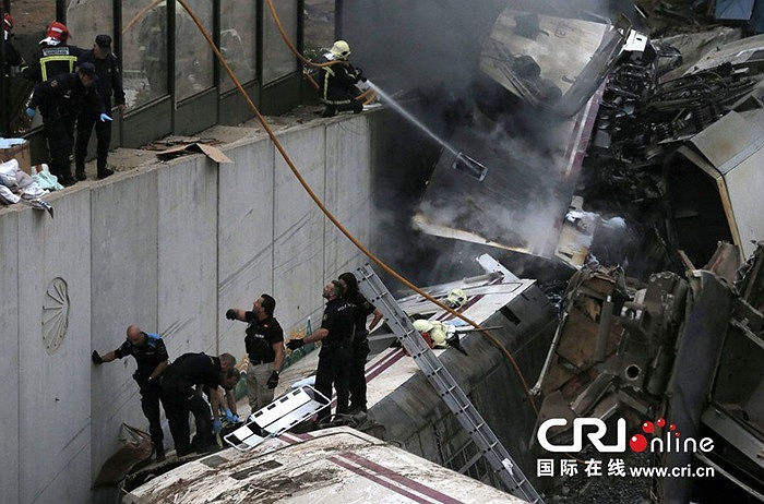 Lính cứu hỏa nỗ lực dập tắt lửa ở các toa tàu