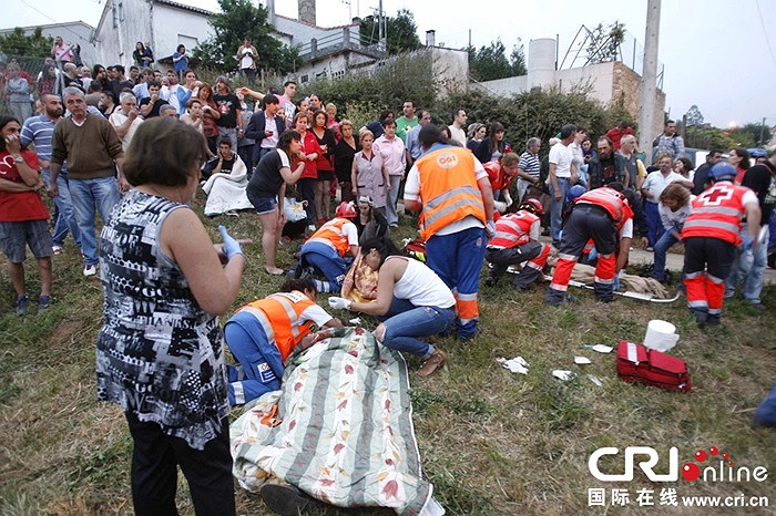 Nhiều thi thể nằm rải rác gần hiện trường tai nạn tàu hỏa