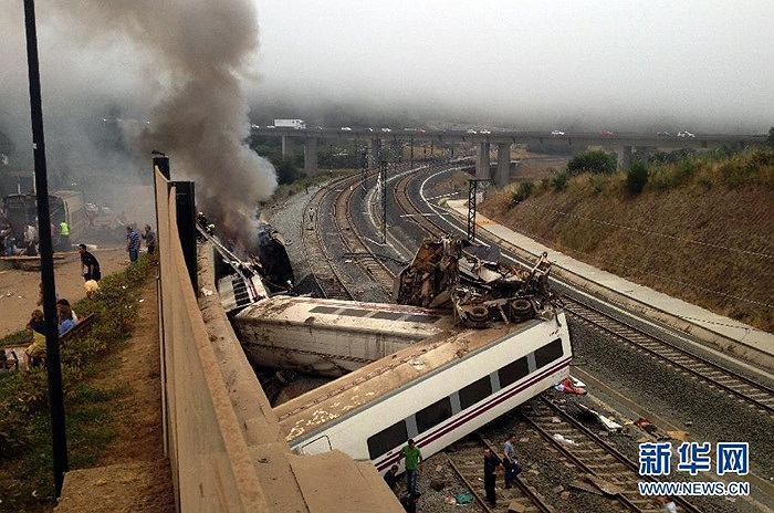 Những toa tàu nằm ngổn ngang trên đường ray