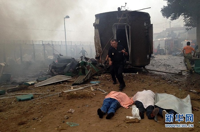 Các nhân viên cứu hộ tiếp tục tìm kiếm nạn nhân bị kẹt trong đống đổ nát