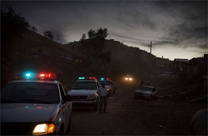 Cảnh sát địa phương bao vây, truy quét trong một khu ổ chuột để tìm kiếm những kẻ buôn bán và sử dụng ma túy