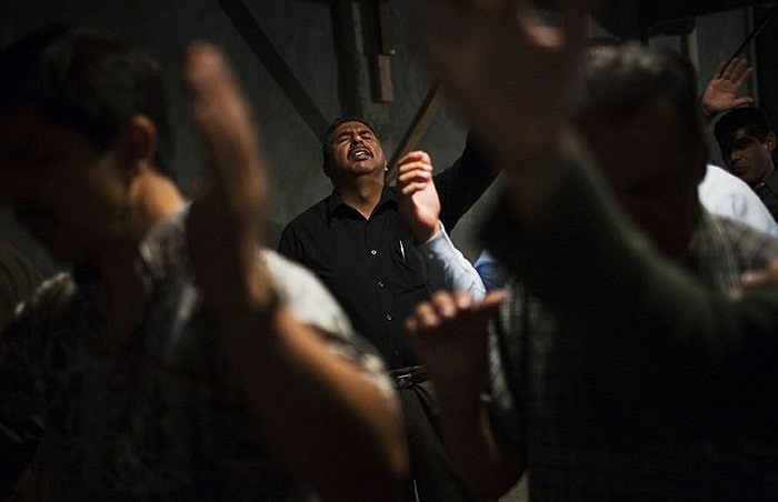 Những công dân lương thiện tìm đến nhà thờ để cầu nguyện và trú ẩn trong khi cuộc chiến xảy ra giữa cảnh sát và các băng đảng mafia