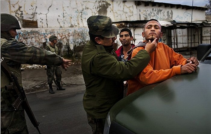 Một vụ bắt giữ tại Ciudad Juraez, trung tâm bạo lực của Mexico nơi các nam thanh niên gắn liền với vũ khí, ma túy và giết người