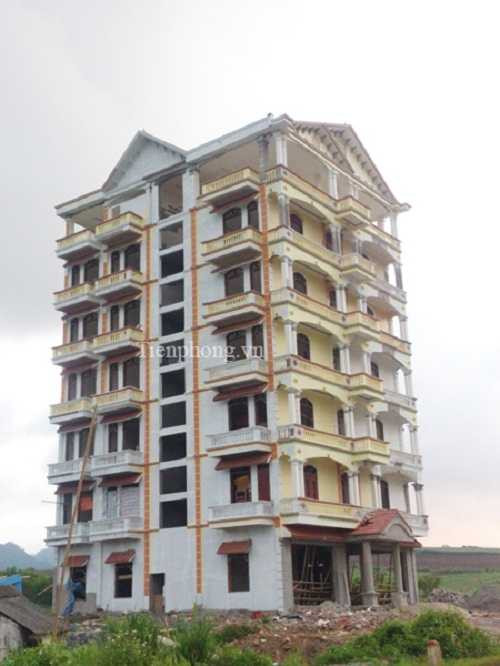 Tàng có một khách sạn 7 tầng ở trung tâm thị trấn Nông trường Mộc Châu (tỉnh Sơn La) đang xây dựng dở dang. Tàng từng tuyên bố sẽ biến tòa nhà này thành một khách sạn sang trọng nhất nhì tỉnh. Tòa nhà này được ví như Keangnam ở vùng núi phía Bắc