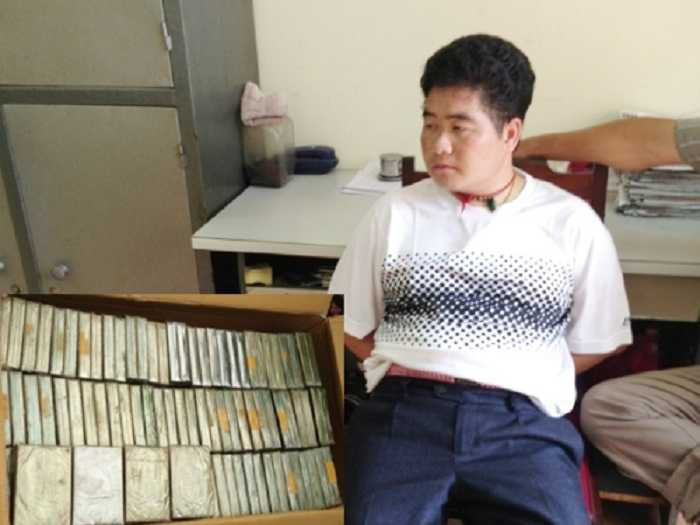 Cuộc đời đang phất lên tưng bừng thì ngày 26/7, “siêu trùm” trong giới buôn ma túy vùng biên - Tráng A Tàng cùng vợ và đồng bọn đã bị lực lượng nghiệp vụ, Bộ Công an, bắt giữ khi trực tiếp vận chuyển 265 bánh heroin, trị giá khoảng 40 tỷ đồng.