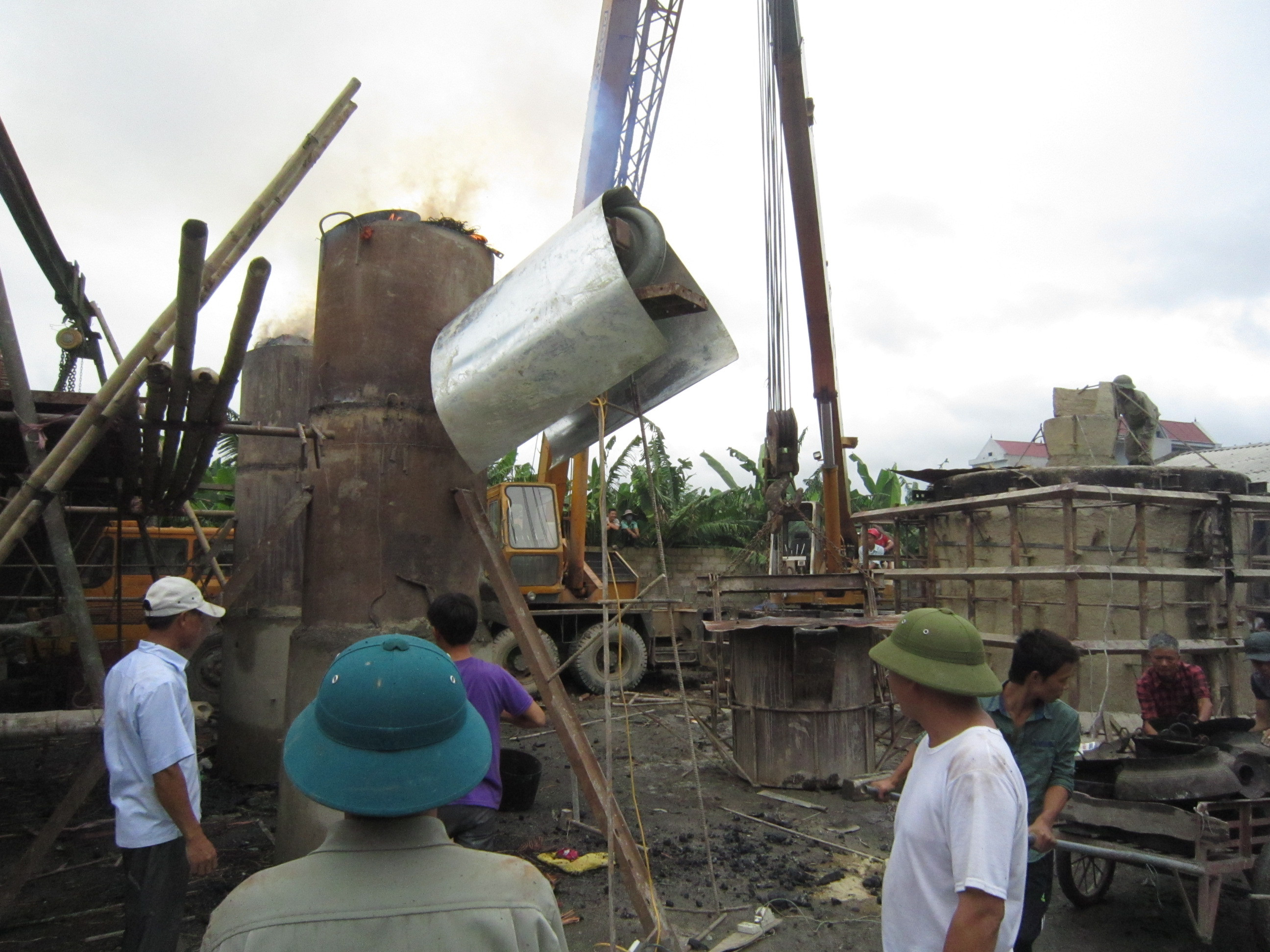 Những lò nung đồng cao gần 5m.
