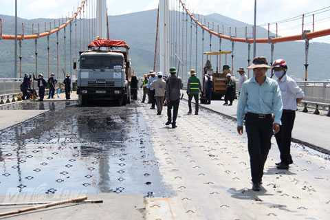 Đà Nẵng, cầu Thuận Phước, cầu dây võng, lớn nhất Việt Nam, đại phẫu, sự cố, lớp phủ bề mặt, hư hỏng, tâm điểm, khám phá