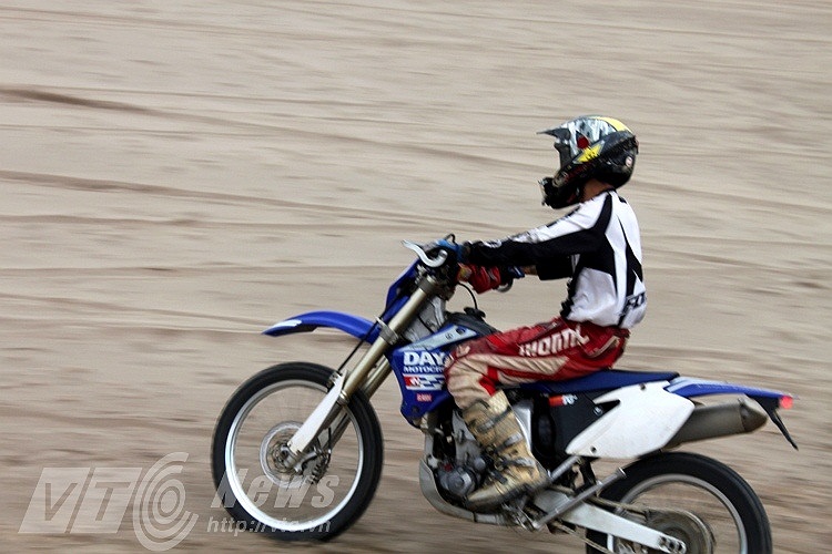 Freestyle Motocross thường được gọi là FMX hay Moto-X, còn khi về VN thì hay được gọi là cào cào bay. Nguyên nhân là do hình dáng chiếc xe cào cào hay được sử dụng trong môn thể thao này. FMX được hình thành từ môn Motocros