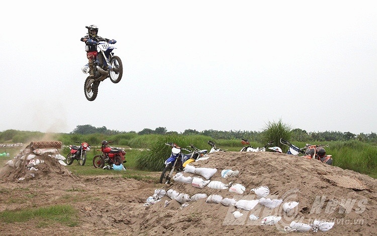 Không như chơi Motocross (xe cào cào) bình thường, FMX ít chú trọng đến tốc độ cao mà dựa vào khả năng dám thách thức quỷ của các tay đua bằng những màn nhào lộn vô cùng mạo hiểm trên không