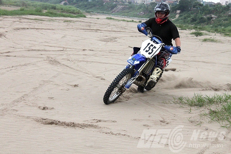 Nhóm chơi xe cào cào ở Hà Nội thường tập luyện và trình diễn vào các ngày nghỉ tại bãi giữa sông Hồng.