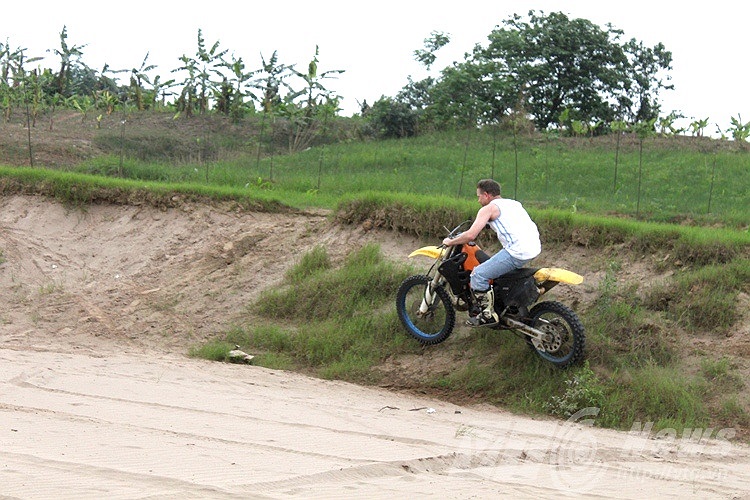 Vượt qua những đoạn đường gồ ghề.