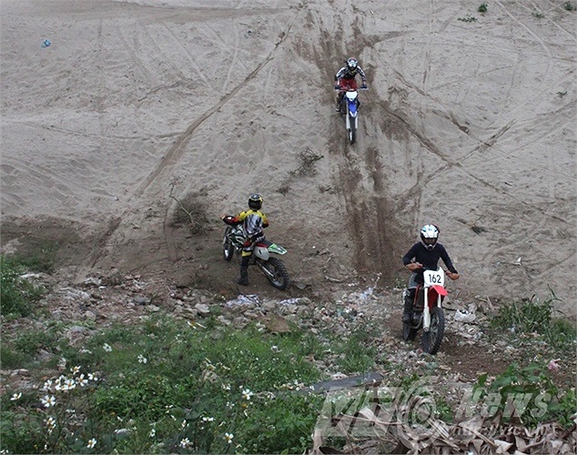 Hình ảnh các tay lái leo dốc cao, thẳng đứng ở khu vực bãi giữa sông Hồng