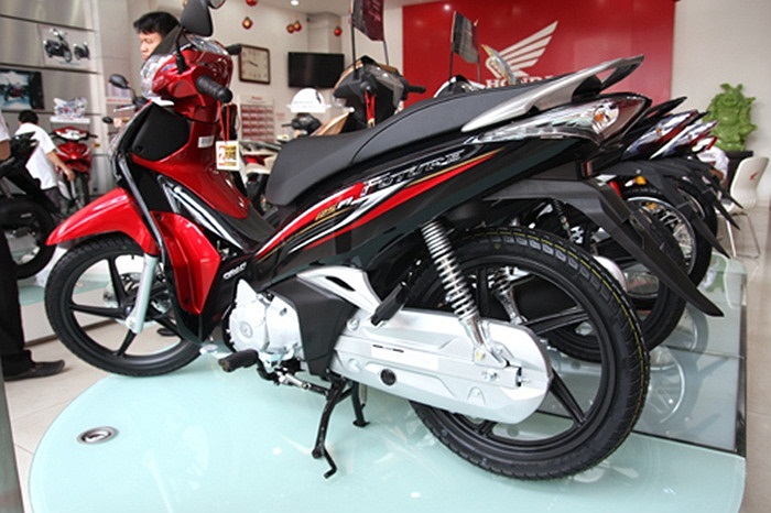 Chiếc Honda Future 125 Fi màu đen, đỏ với phanh đĩa, vành đúc có giá bán gần 31 triệu đồng. Phiên bản chế hòa khí với động cơ 125cc cho công suất cực đại 7,06 Kw trong khi phiên bản phun xăng điện tử công suất cực đại 7,08 Kw và mô-men xoắn cực đại 1