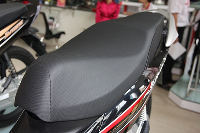 Thiết kế yên xe rộng và sang trọng hơn.