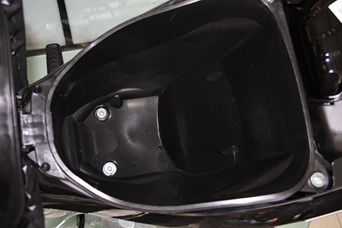 Cốp để đồ dung tích lớn cho phép để được một chiếc mũ bảo hiểm cả đầu cùng một số vật dụng khác.