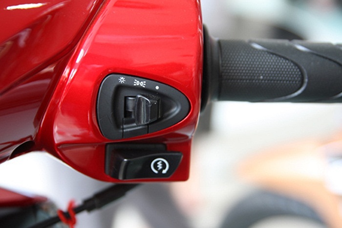 Nút khởi động và bật, tắt đèn ở bên tay phải.