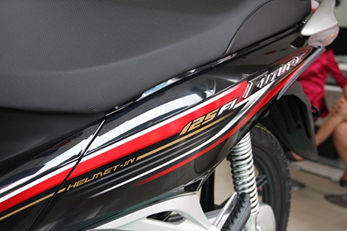 em xe có logo 3D với các hình khối tạo vẻ nam tính, mạnh mẽ.