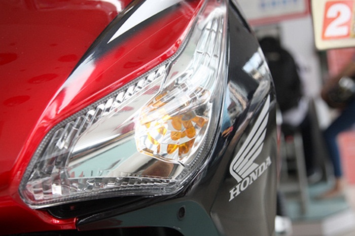  Cụm đèn trước vẫn được thiết kế theo hình chữ X với cường độ ánh sáng mạnh và khả năng chiếu sáng xa.