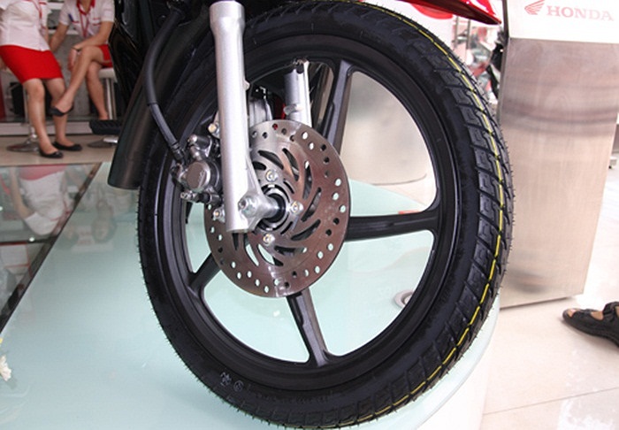 Phuộc trước dạng ống lồng, giảm chấn thủy lực trong khi phuộc sau lò xo trụ.