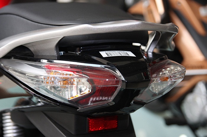 Cụm đèn sau sử dụng công nghệ đèn LED.