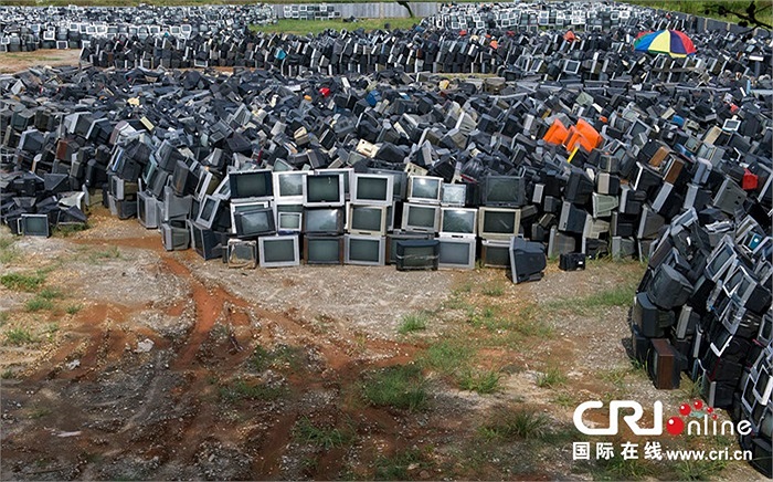 Khoảng 80.000 tivi cũ được tập kết trong sân bóng chờ thu hồi ở Chu Châu, tỉnh Hồ Nam, Trung Quốc