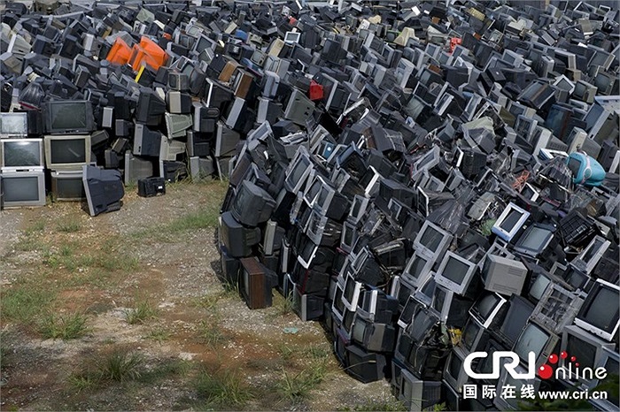 Tivi cũ chất đống