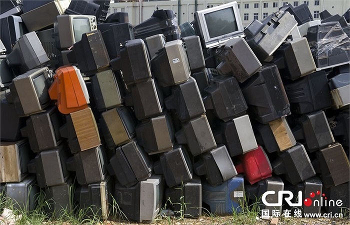 Tivi chất cao như núi trong một sân bóng ở Chu Châu, Hồ Nam, Trung Quốc