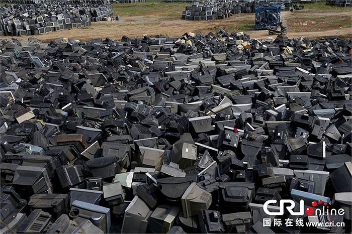 Hàng chục nghìn chiếc tivi ngồn ngang trên sân bóng