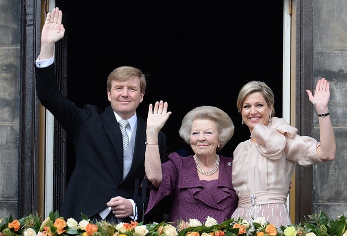 Vị vua mới Willem-Alexander cùng mẹ mình là cựu nữ hoàng Beatrix và hoàng hậu Maxima vẫy chào đám đông đám đông quảng trường Dam Square từ ban công của Cung điện Hoàng gia ở Amsterdam