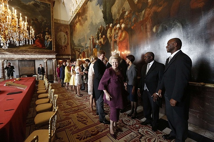 Hoàng gia Hà Lan bắt tay với các quan chức trong Quốc hội nước này