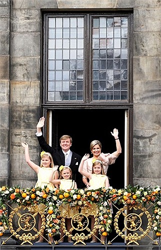 Vua Willem-Alexander cùng vợ và ba con gái vẫy chào đám đông, ông trở thành vị vua đầu tiên ở Hà Lan trong vòng 120 năm qua
