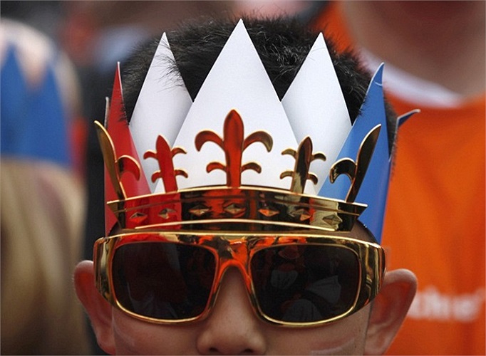 Một người đàn ông đội vương miện giả trong lễ mừng vị vua mới