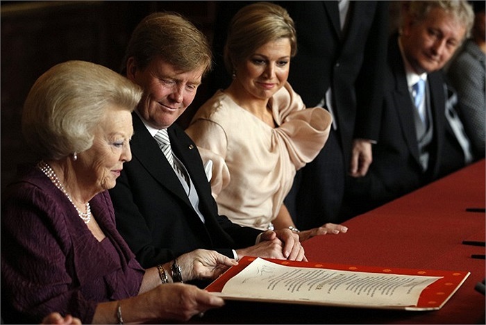 Thái tử Willem-Alexander mỉm cười sau khi ký vào văn kiện thoái vị của mẹ, nữ hoàng Beatrix