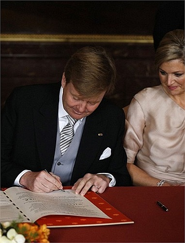 Thái tử Willem-Alexander ký vào văn kiện thoái vị của Nữ hoàng Beatrix
