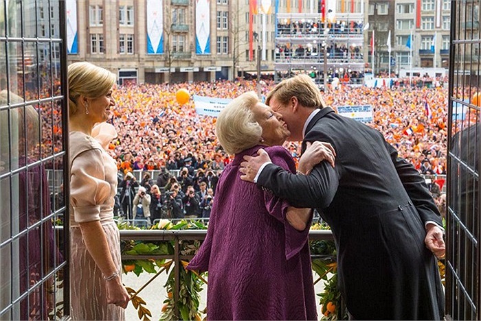 Vua Willem-Alexander hôn mẹ, cựu nữ hoàng Beatrix