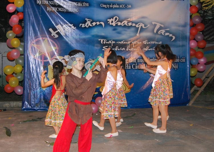 "Chú Cuội" biểu diễn văn nghệ trong đêm hội.