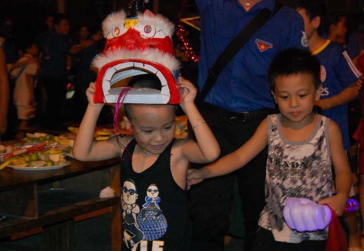 Thích thú với các trò chơi trong chương trình trung thu.