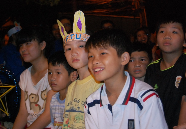 "Hội rằm tháng Tám" đã mang lại tiếng cười cho các em bé có hoàn cảnh đặc biệt, giúp các em vui tươi, phấn đấu vươn lên trong cuộc sống.