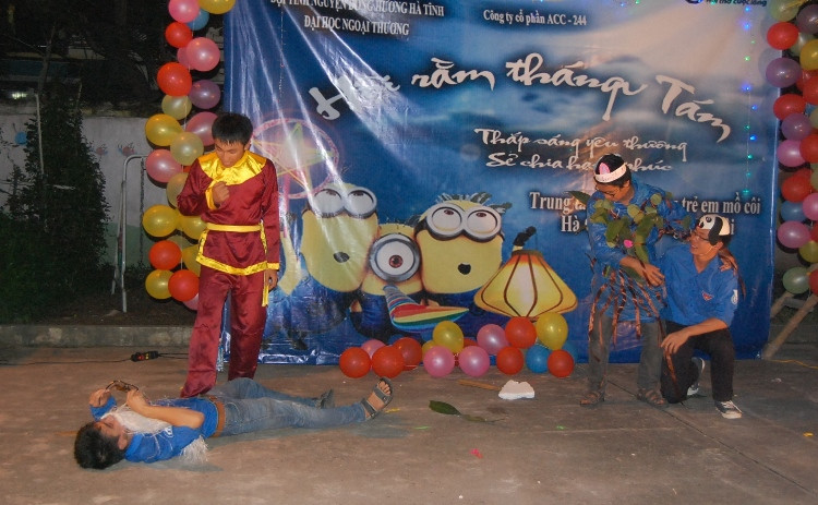 Tiết mục văn nghệ của các sinh viên tình nguyện.