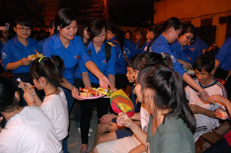 Tiết mục văn nghệ của các sinh viên tình nguyện.