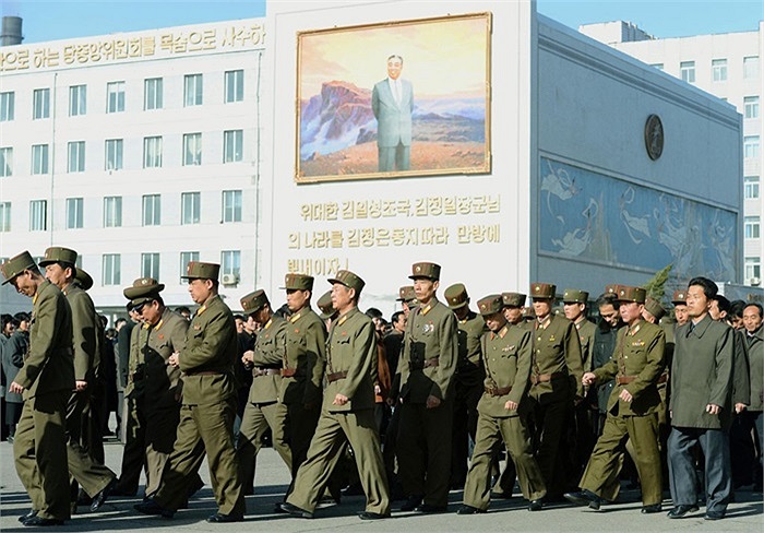 Quân nhân tới thăm tượng đài Kim Nhật Thành