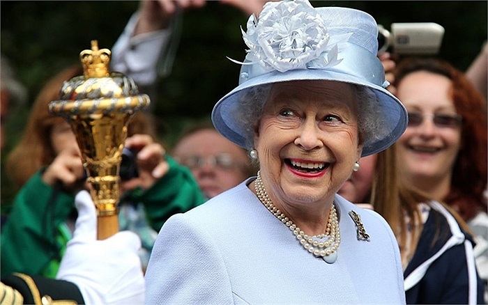 Nữ hoàng Elizabeth II thăm các binh lính quân đội Hoàng gia Scotland nhân dịp bà về nghỉ hè ở lâu đài Balmoral