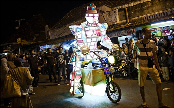 Người đàn ông kéo chiếc đèn lồng hình robot ở Yogyakarta, Indonesia