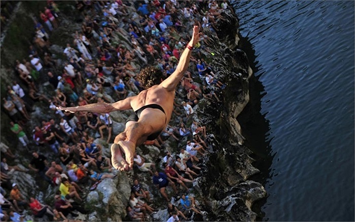 Thí sinh nhảy xuống sông Soca trong một cuộc thi lặn ở Kanal ob Soci, Slovenia